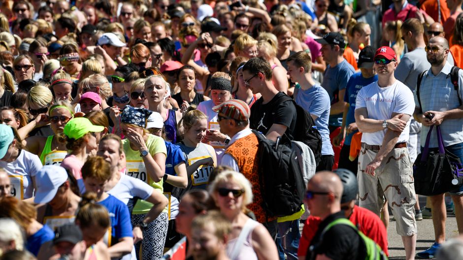 Imprezy sportowe w Polsce — tłum biegaczy na starcie