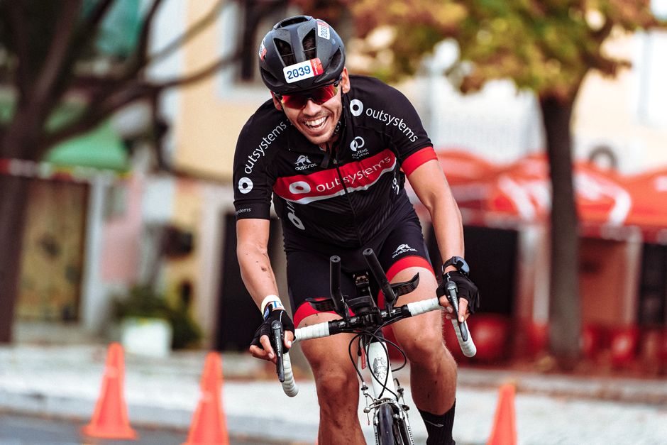 Zawody triathlonowe — rowerzysta na trasie